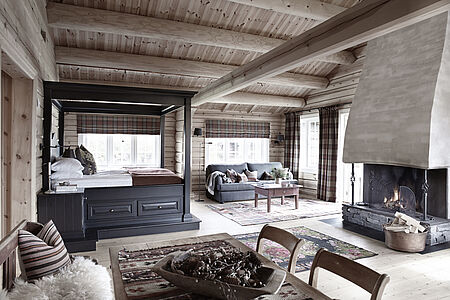 Das Storfjord Hotel liegt idyllisch am Ufer des Storfjords und bietet eine einzigartige Kombination aus traditioneller norwegischer Architektur und modernem Komfort. Umgeben von majestätischen Bergen und unberührter Natur lädt das Hotel zu einer Auszeit inmitten der spektakulären Fjordlandschaft ein. 