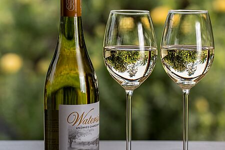 Kunst und Wein auf Waiheke Island Willkommen auf der Insel der Galerien, Kunsthandwerk-Boutiquen, Cafés und Restaurants! Zudem laden hier perfekte weiße Sandstrände zum Baden, Spazierengehen oder Picknicken in der Sonne ein. Was Sie hier auch nicht versäumen sollten: ein Essen in einem der zahlreichen und qualitativ hochwertigen Weingüter, die allein durch ihre traumhafte Lage einen Besuch wert sind.