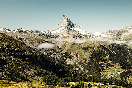 Zermatt Unplugged Vor grandioser Bergkulisse rocken internationale Superstars und solche, die es werden wollen, mit ihren akustischen Instrumenten.