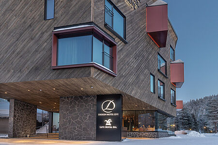 Design Hotel Levi Das Design Hotel Levi vereint modernes skandinavisches Design mit der beeindruckenden Natur Lapplands. Stilvolle Zimmer, erstklassige Gastronomie und ein exklusiver Spa-Bereich schaffen ein luxuriöses Ambiente. Perfekt für Entspannung und einzigartige Erlebnisse inmitten arktischer Landschaften.