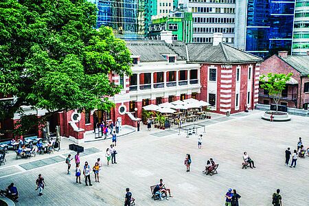 Secret Dinner im Tai Kwun Wo einst Gefängniszellen standen, erleben Sie heute ein exklusives Dinner-Erlebnis: Im restaurierten Tai-Kwun-Komplex wird unter freiem Himmel ein Menü serviert – inspiriert von Hongkongs kolonialem Erbe und moderner Fusionküche, umgeben von Lichtkunst, Designklassikern und Livemusik. ©Hong Kong Tourism Board
