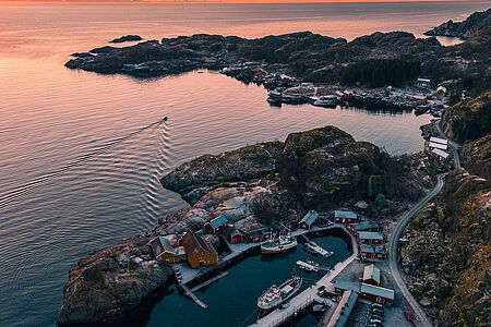 Das Nusfjord Arctic Resort, eingebettet in eines der ältesten Fischerdörfer Norwegens, verbindet authentisches Lofoten-Erlebnis mit modernem Luxus. Traditionelle Rorbuer (Fischerhütten) bieten stilvollen Komfort, während die beeindruckende Kulisse aus zerklüfteten Bergen und glitzernden Fjorden den Charme des Nordens einfängt.