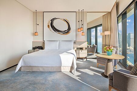 Deluxe Marina View Room (ca. 45 qm) Die 59 Deluxe-Zimmer mit Blick auf die Dubai Marina liegen in den Stockwerken 3-16 und bieten ein elegantes und luxuriöses Interieur, das auf Komfort ausgelegt ist.