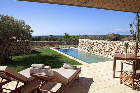 Ein eigenes kleines Paradies mit privatem Pool und Blick auf das azurblaue Meer. Die Pool Cottage verfügt über eine komfortable Terrasse mit kleinem Garten, von wo Sie direkt in Ihren privaten Pool eintauchen können. Das Zimmer bietet die perfekte Verbindung von Ruhe und Entspannung und ist ebenfalls in hellen Tönen mit regionalen Elementen gehalten.
