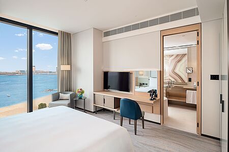 Two Bedroom Panoramic Suite (ca. 129 qm) Die Panorama-Suite mit zwei Schlafzimmern bietet einen unvergleichlichen Blick auf den Strand. Zwei luxuriöse Schlafzimmer und eine gemeinsame Lounge, ideal für eine Familie, sowie angenehme Club Benefits machen Ihren Aufenthalt perfekt.