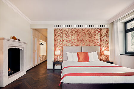 Suite Superior (83qm) Sie finden in der Suite Superior ein getrenntes Wohn- und Schlafzimmer, einen Balkon, einen Kamin und ein Badezimmer mit Whirpoolbadewanne und privater Sauna. Abgerundet wird das Wohlfühlprogramm durch den traumhaften Seeblick.
