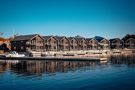 Das Hotel Hamn i Senja, idyllisch auf der Insel Senja gelegen, vereint nordisches Ambiente mit modernem Komfort. Umgeben von dramatischen Berglandschaften und fjordähnlichen Gewässern, ist es ein Paradies für Naturliebhaber und Abenteurer. Ob Nordlichter im Winter oder Mitternachtssonne im Sommer – hier erwartet Sie eine Verbindung von Natur, Ruhe und Design.