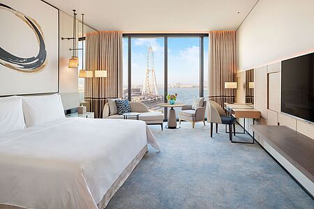 Deluxe Sea View Room (ca. 45 qm) Blicken Sie jeden Morgen beim Aufwachen über den unendlichen Ozean und das ikonische Ain Dubai. Die auf den Etagen 3-16 gelegene, großzügig gestalteten 84 Zimmer bieten Ihnen unvergleichlichen Komfort und Ausblick.