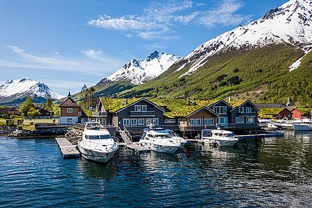 Das Sagafjord Hotel liegt idyllisch am Sognefjord, umgeben von majestätischen Bergen. Im charmanten skandinavischen Stil gestaltet, bietet es eine gemütliche Atmosphäre, komfortable Zimmer mit Fjordblick und ist der perfekte Ausgangspunkt für Wanderungen und Naturerlebnisse in der Region.