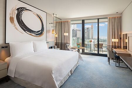 Deluxe Marina View Room with Balcony (ca. 57 qm) Blicken Sie von Ihrem luxuriösen Balkon aus auf den größten künstlichen Jachthafen der Welt, die Dubai Marina. Ausgestattet mit gemütlichem Interieur bieten die 24 Deluxe-Zimmer absolute Entspannung.