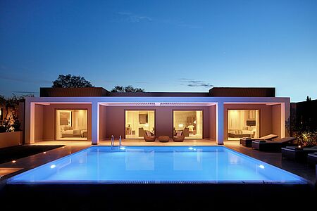 Deluxe Bungalow 85 qm Diese ultra-geräumigen, luxuriösen Bungalows verfügen über zwei separate Schlaf- und ein Wohnzimmer. Die modern designten Suiten bieten bequem Platz für bis zu sechs Personen. Die Gäste haben Zugang zum exklusiven Deluxe Collection Strand und Pool.