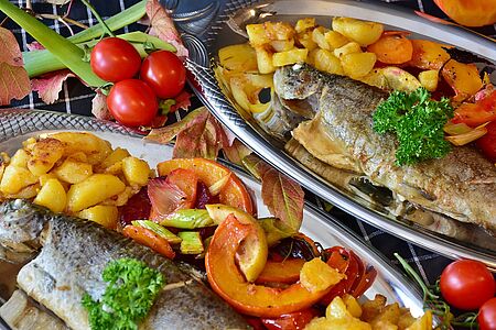 Cooking with a local Auf zum Markt in Lissabon! Plaudern Sie mit den Fischverkäuferinnen, erleben Sie die Düfte frischer Zutaten, spazieren Sie umher und erfahren Sie mehr über die geschichtsträchtige Gastronomie. Zum Abschluss genießen Sie ein gemeinsam zubereitetes Mittagessen.