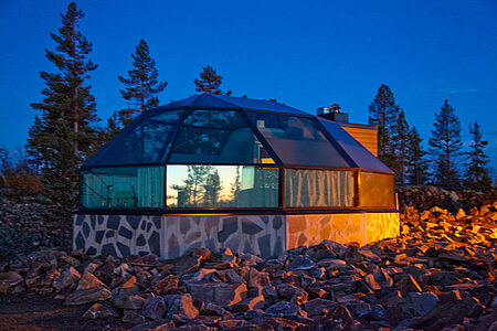 Levin Iglut – Golden Crown Das Levin Iglut – Golden Crown bietet luxuriöse Glasiglus in unberührter Natur Lapplands mit Panoramablick auf Landschaft und Sternenhimmel. Beheizte Glasdächer, moderne Annehmlichkeiten sowie Polarlichter im Winter und Mitternachtssonne im Sommer machen den Rückzugsort besonders exklusiv.