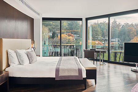 Junior Suite Deluxe (ca. 54qm-63qm) Die Junior Suite Deluxe umfasst einen hübschen Wohn- und Schlafbereich sowie einen Balkon mit Seeblick. Ein besonderes Highlight ist die Whirlpool-Badewanne in Ihrem eleganten Badezimmer.