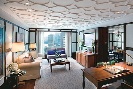 Mandarin Oriental Hongong Im Stadtteil Central, mitten im Geschehen und doch ganz für sich, liegt das Luxushotel The Landmark Mandarin Oriental. In jedem hingebungsvoll gestalteten Detail des Hauses wird Sie das charakteristische, von seiner asiatischen Umgebung inspirierte Design begeistern.