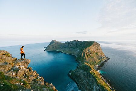 Die Wanderung zum Storhornet auf der Insel Godøya bietet eine einzigartige Kombination aus maritimem und alpinem Flair. Von Alnes Fyr, einem malerischen Leuchtturm, führt der Weg entlang des Alnesvatnet und über Johan Skytt, eine spektakuläre Felsformation, bis zum Gipfel. Dort erwartet Sie ein atemberaubendes 360°-Panorama über den Atlantik, Ålesund und die Sunnmøre-Alpen.