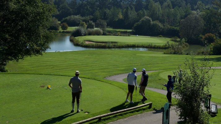 der-blick-auf-das-traumhaft-schoene-fairway-am-beat-the-pro