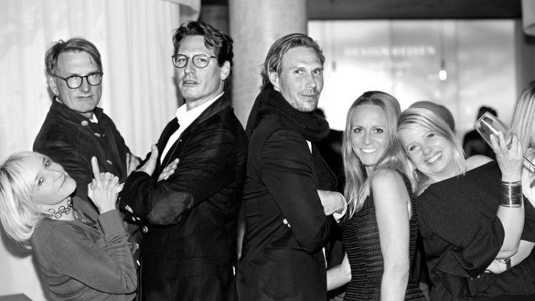 Marion Aliabadi mit Axel Ludwig, Tino Schuster und ihren Reisedesignerinnen