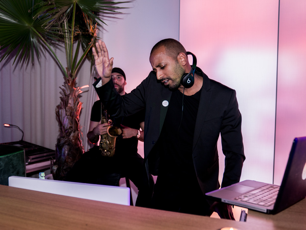DJ