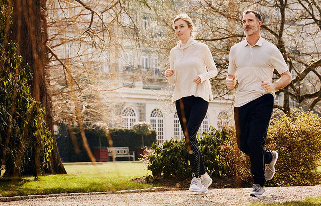 Villa-Stephanie-outside-couple-jogging.jpg-beitrag