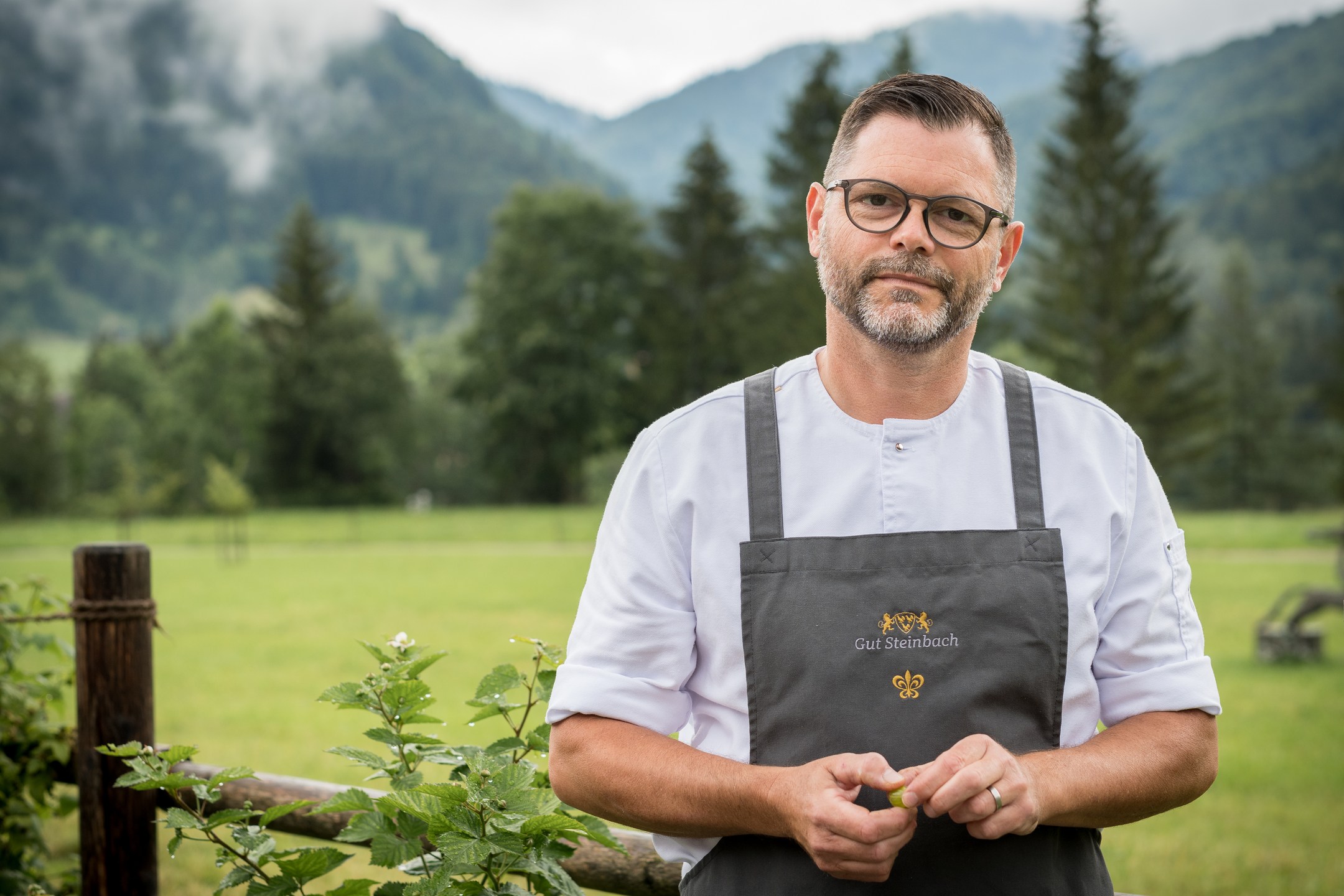 Achim Hack im Kräutergarten des Gut Steinbach