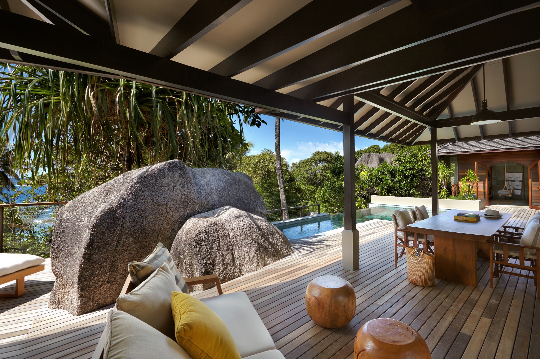 Hotelterrasse mit Pool am Meer