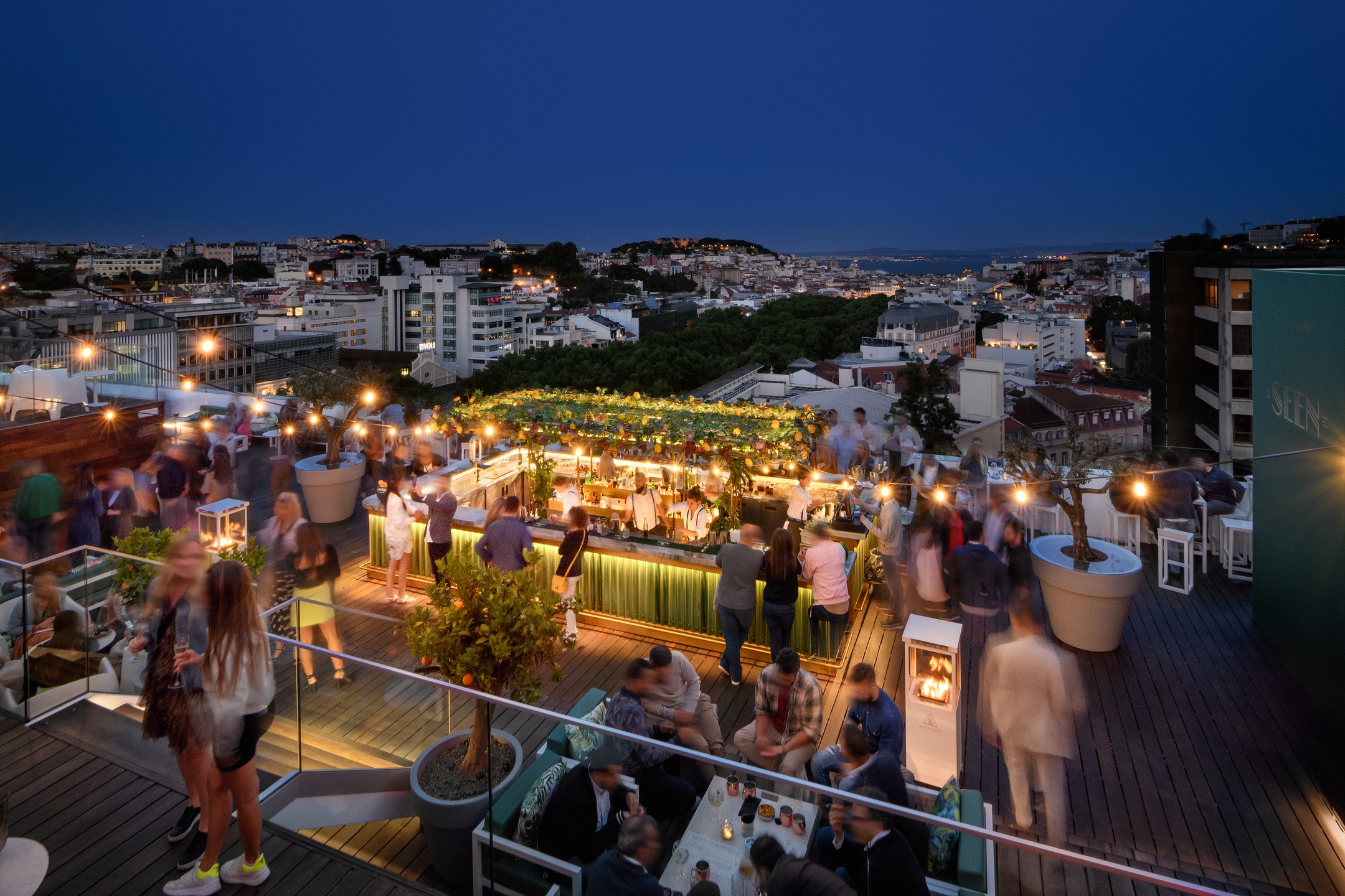 Lissabon Rooftop Bar bei Nacht