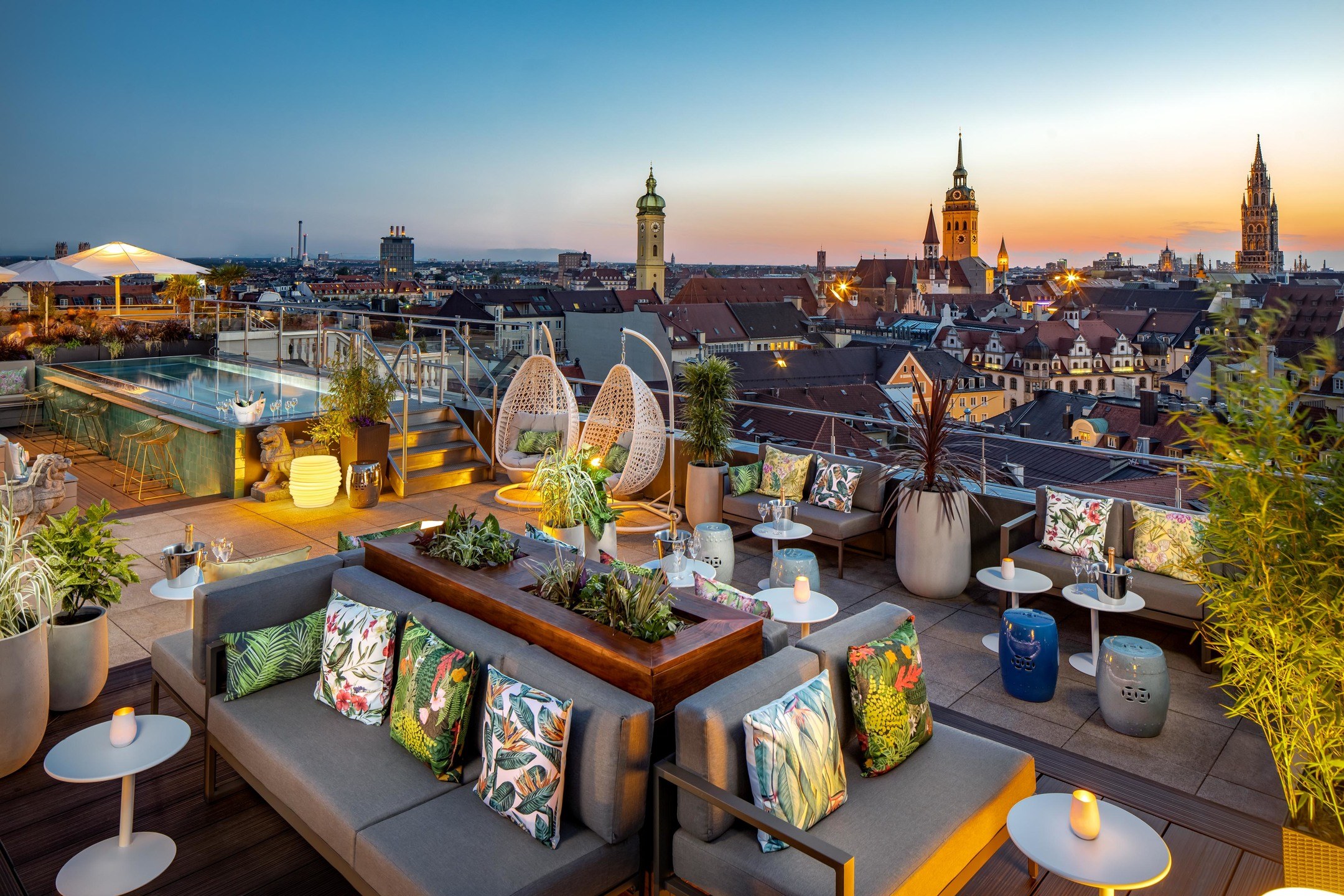 Rooftop Bar in München bei Sonnenuntergang