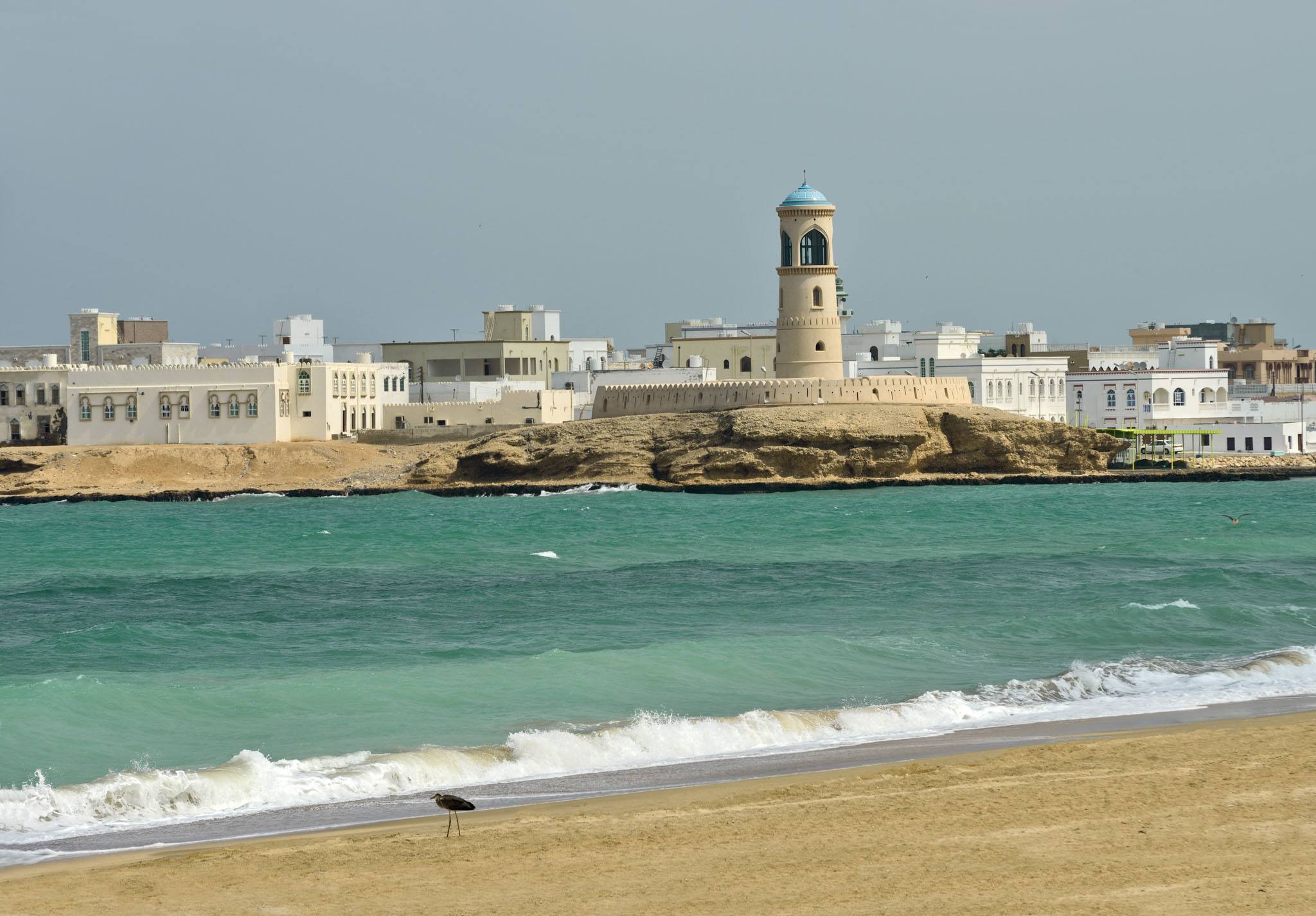 Blick auf Sur vom Strand am Wachturm © Ministry of Heritage & Tourism Sultanate of Oman
