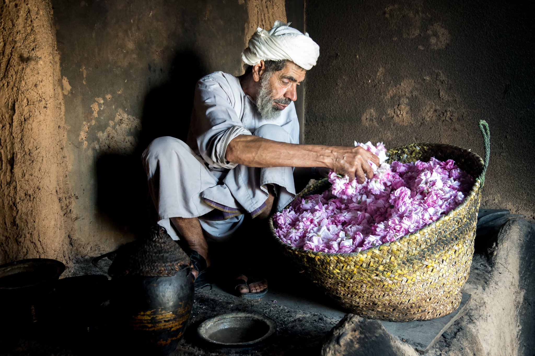 Omani bei der Rosenblütenernte im Hajar-Gebirge © Ministry of Heritage & Tourism Sultanate of Oman