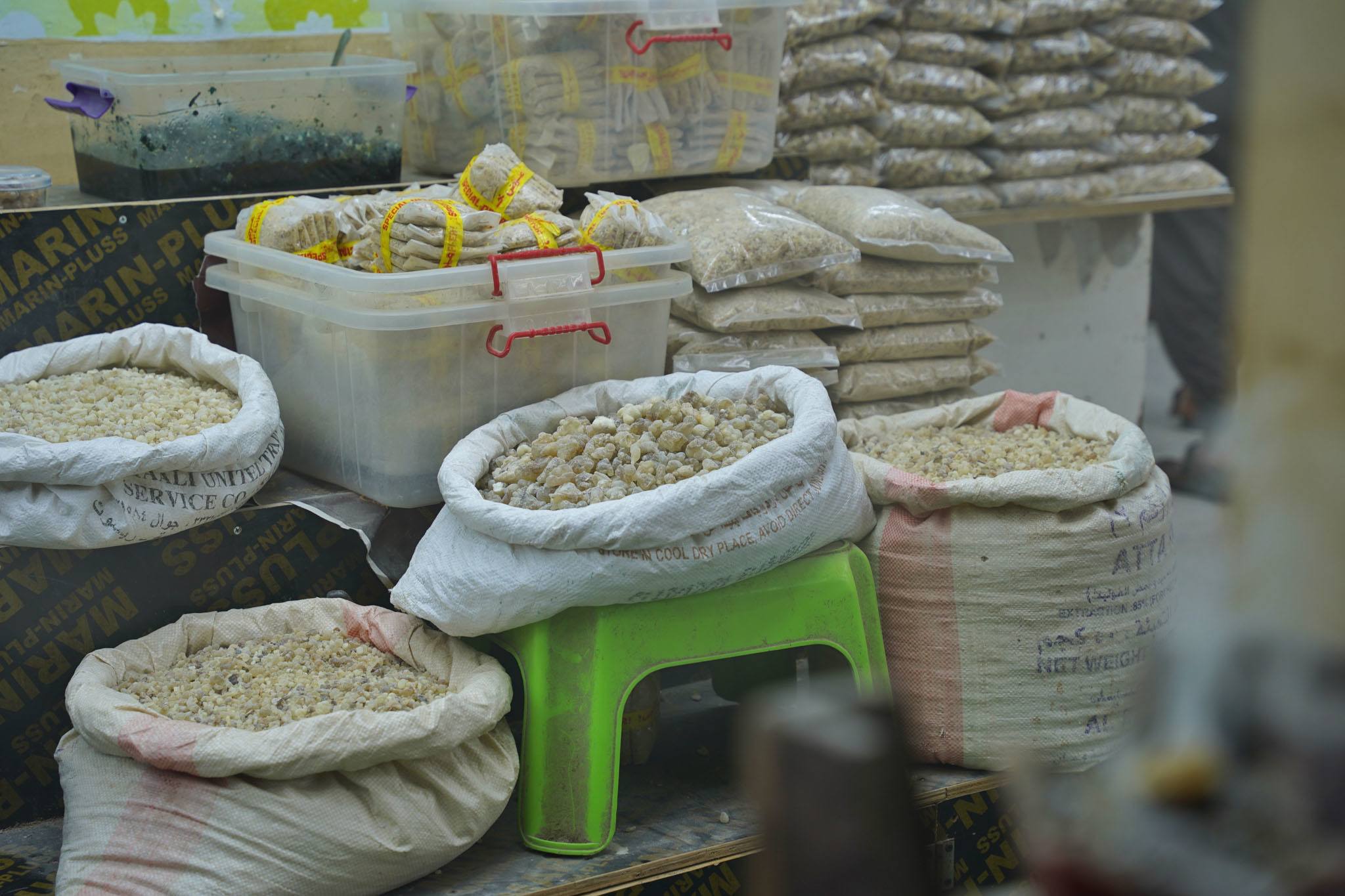 Weihrauch wird auf dem Weihrauchsouk in Salalah in verschiedensten Qualitäten und für ganz unterschiedliche Zwecke angeboten © Andreas Conrad