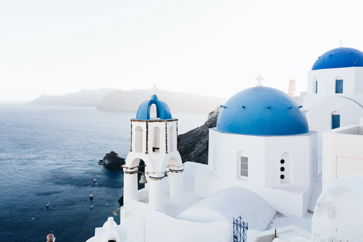 Griechische Inseln für Luxusreisende Santorin Kuppeln