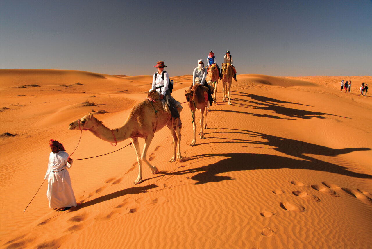 Die Wueste ist staendige Begleiterin jeder Oman Reise.