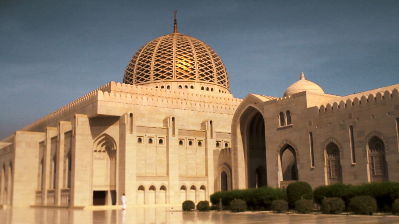 Die Große Sultan-Qabus- Moschee in Maskat ist die Hauptmoschee in Oman und wurde aus 300.000 Tonnen indischem Sandstein errichtet.